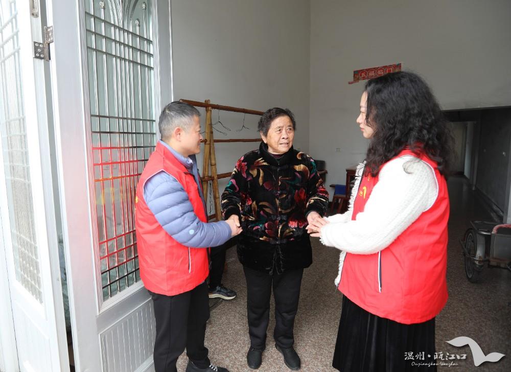 與困難群眾家屬握手表示關心.JPG